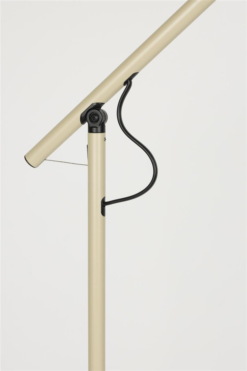 Stehlampe Aero – aus Eisen