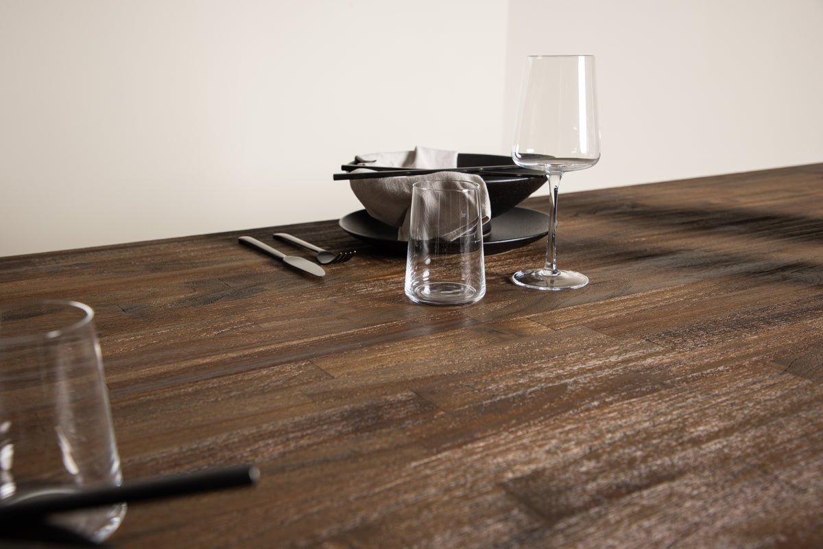 Esstisch Waiora - mit rustikaler Teakholzplatte für eine warme Atmosphäre