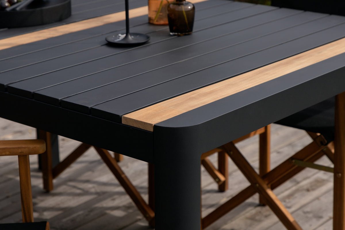 Gartentisch Nuru - Teakholz und Aluminium für Stabilität und Langlebigkeit