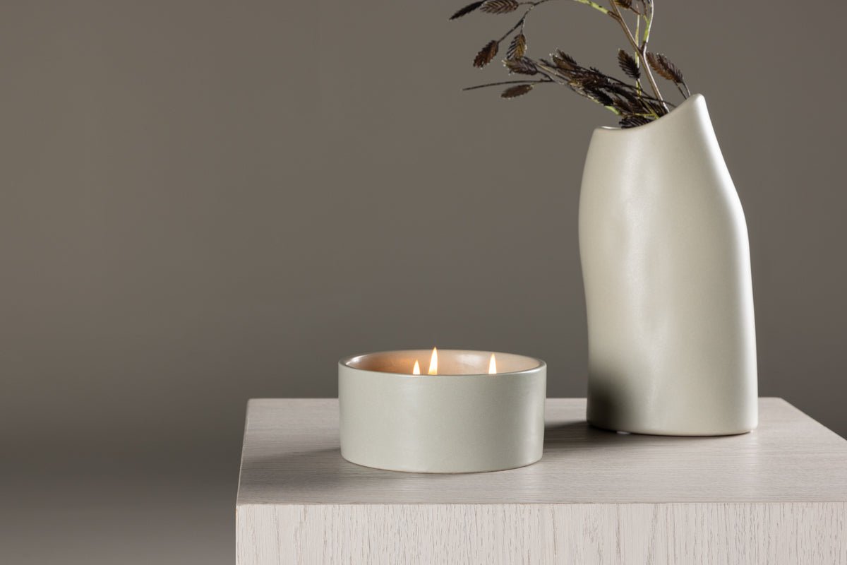 Duftkerze Liora – Stilvolle Kerze im Keramikgefäß in Hellgrau