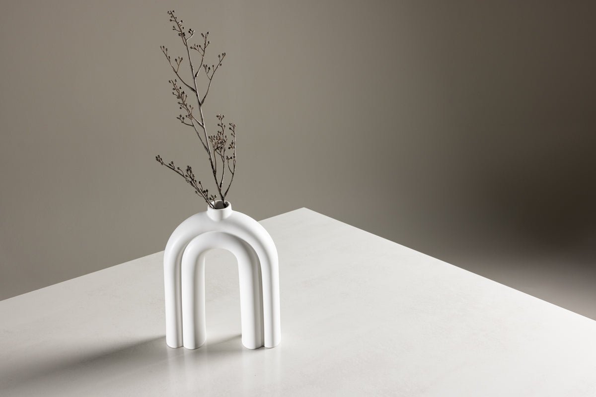 Esstisch Brevon - moderner Esstisch auf einem Glasgestell mit hellgrauer Tischplatte