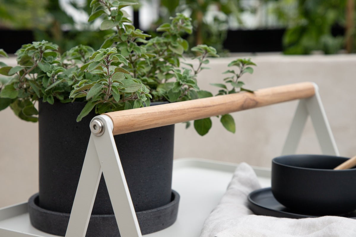 Gartentisch Moyo - ein Beistelltisch mit quadratischer Tischplatte und einem Griff aus Teakholz