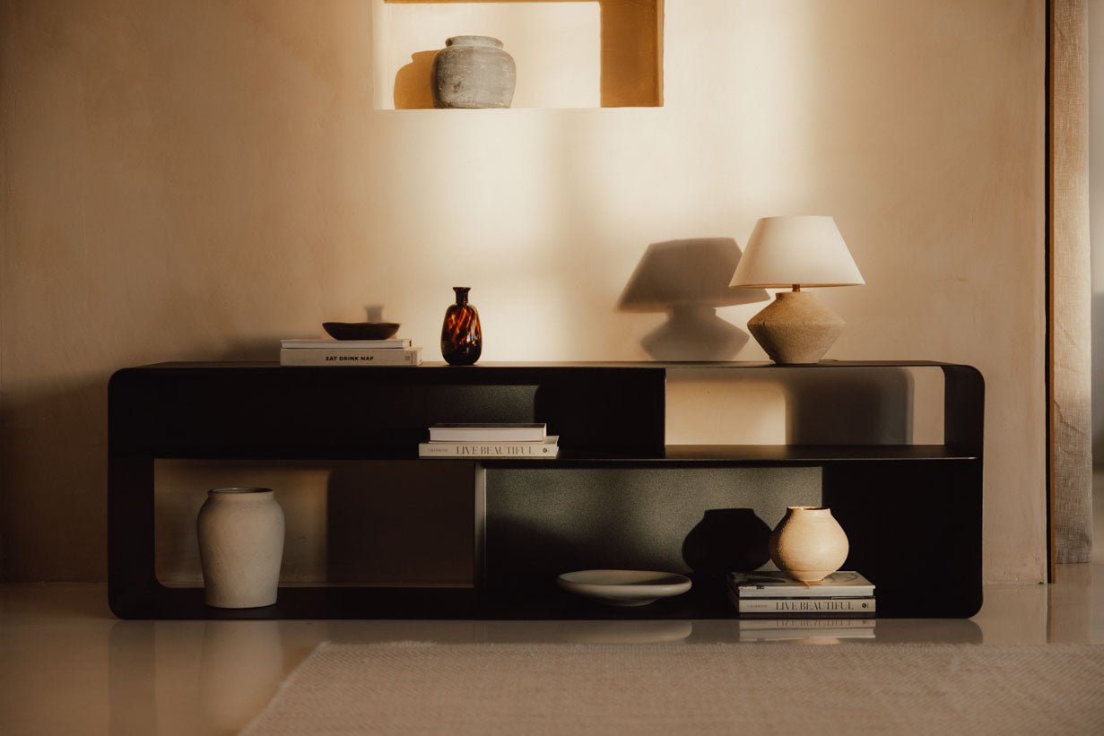 Lowboard Tavir – Pulverbeschichteter Stahl in Retro-Optik