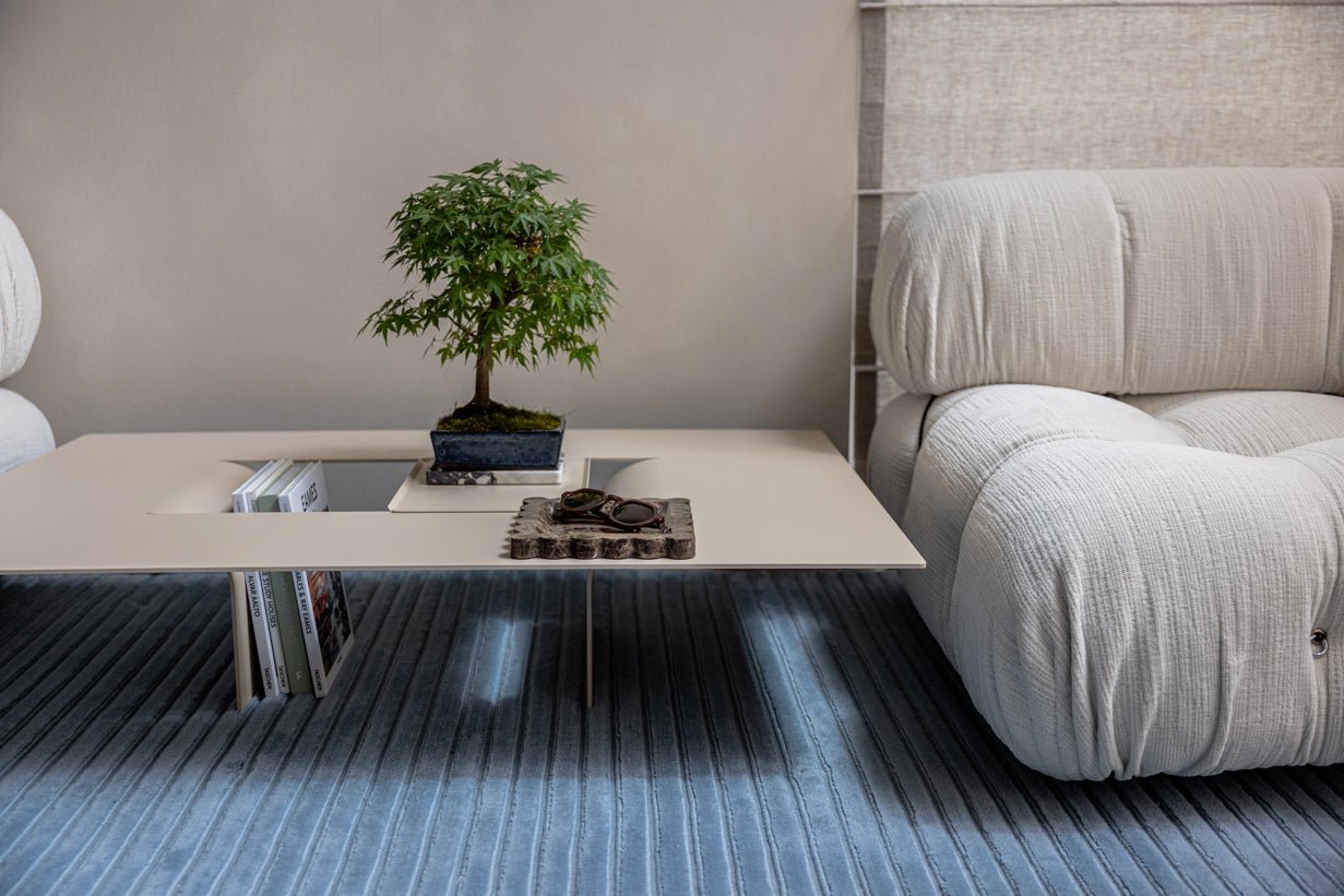 Couchtisch Cut – Minimalistisches Stahl-Design mit kreativer Öffnung