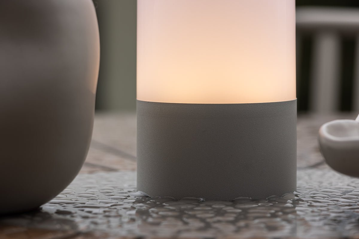 Outdoor-Tischlampe „Arilo“ – wetterfest aus Kunststoff & Stahl für Outdoor