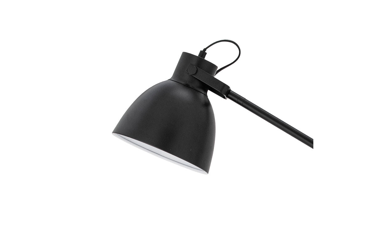 Stehlampe Riven – in der Farbe Schwarz mit Messingdetails