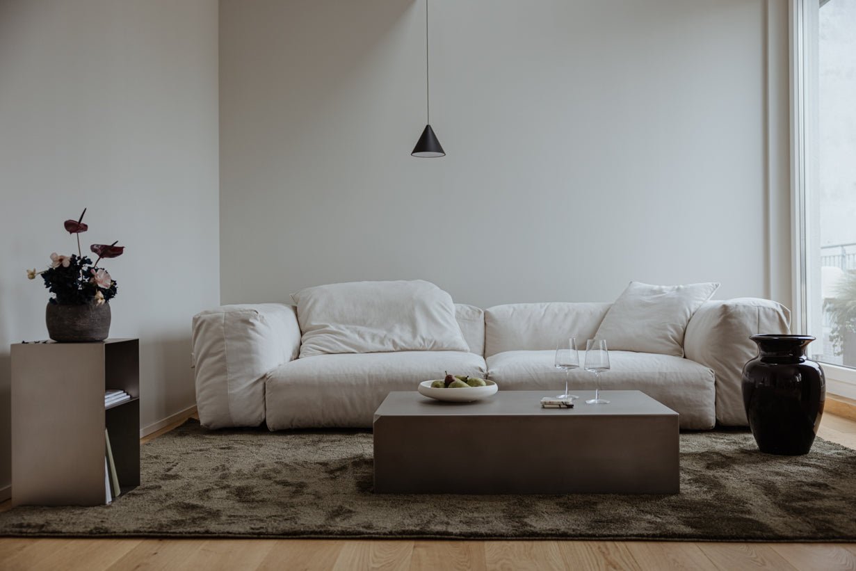 Beistelltisch/Nachttisch RAW C – Edelstahl-Kubus mit integriertem Regal