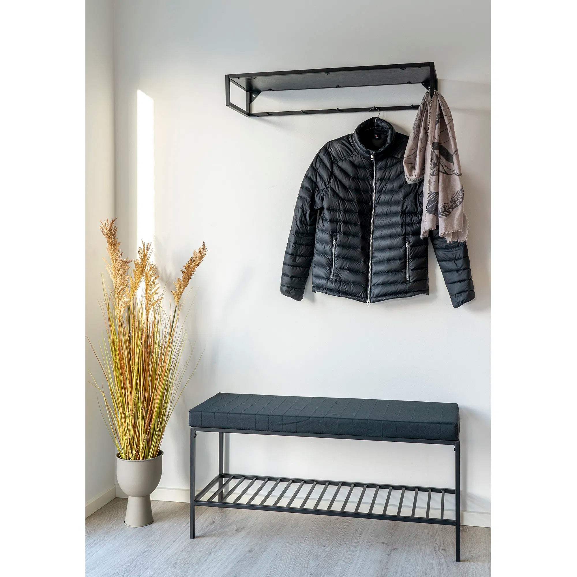Quarto bench with metal frame and upholstery