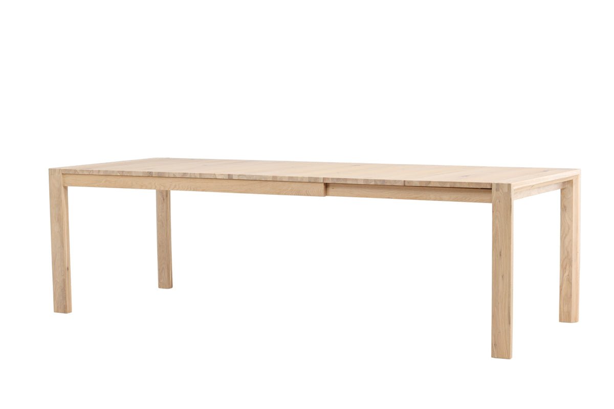 Dining table Wainui - made from sturdy oak wood