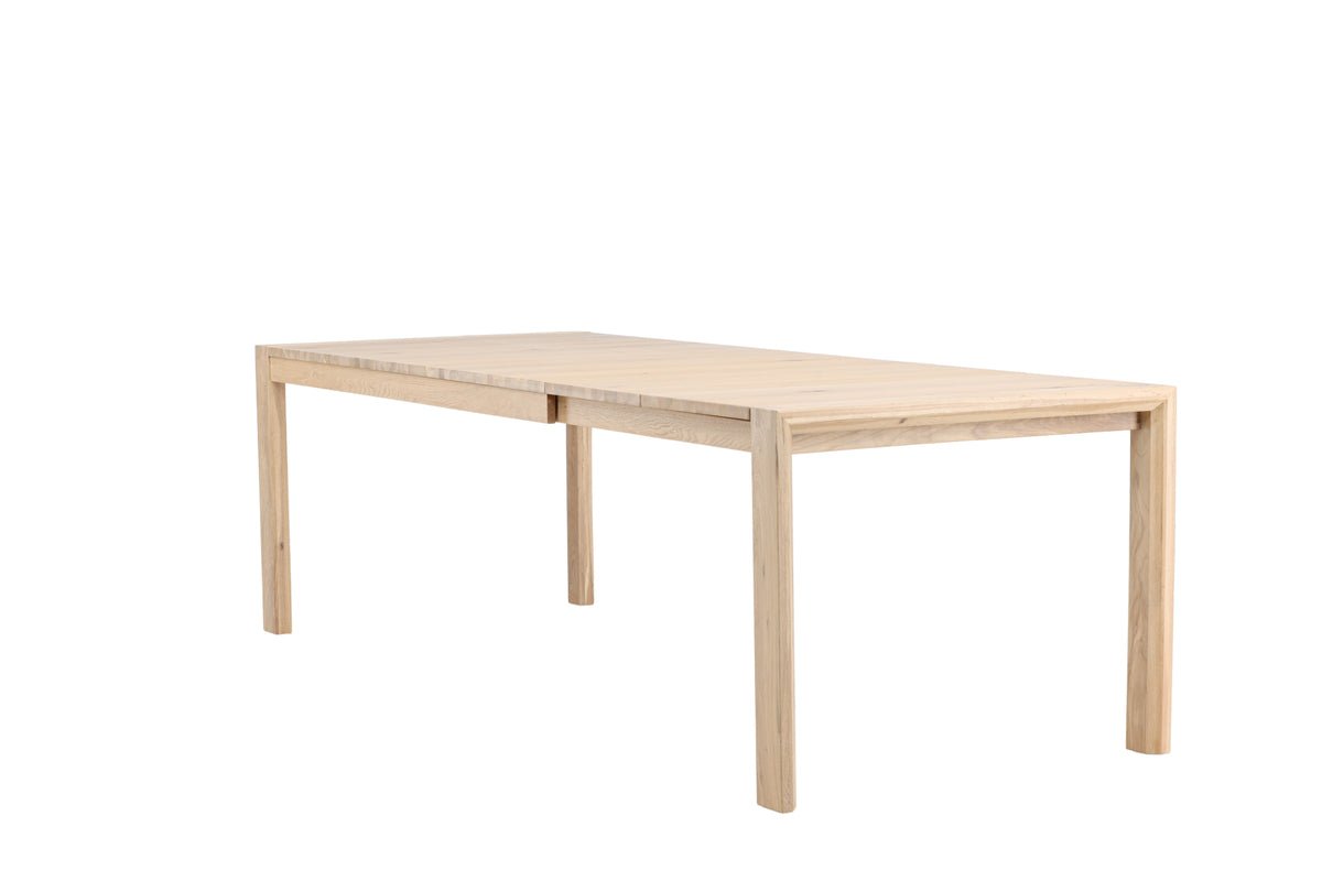 Dining table Wainui - made from sturdy oak wood
