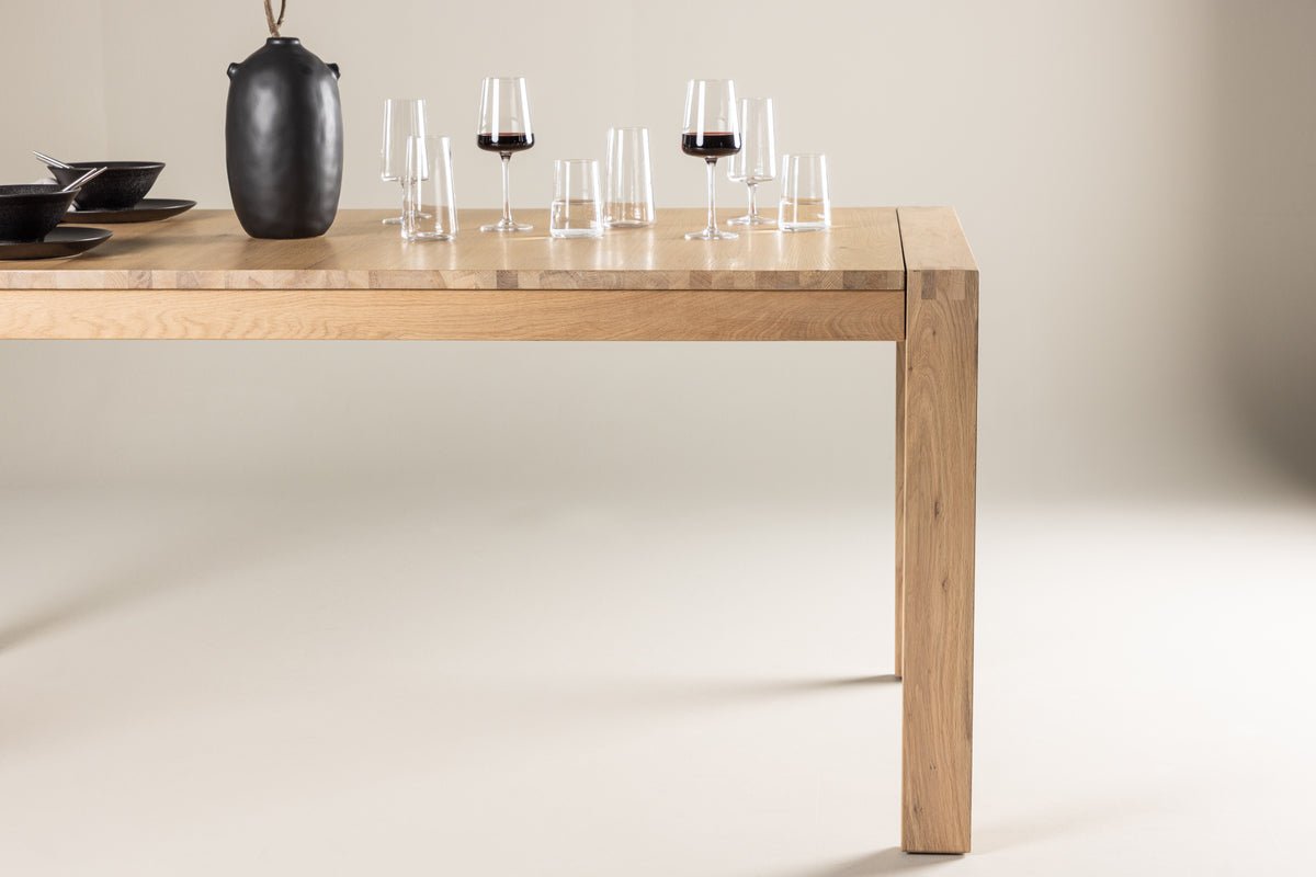 Dining table Wainui - made from sturdy oak wood