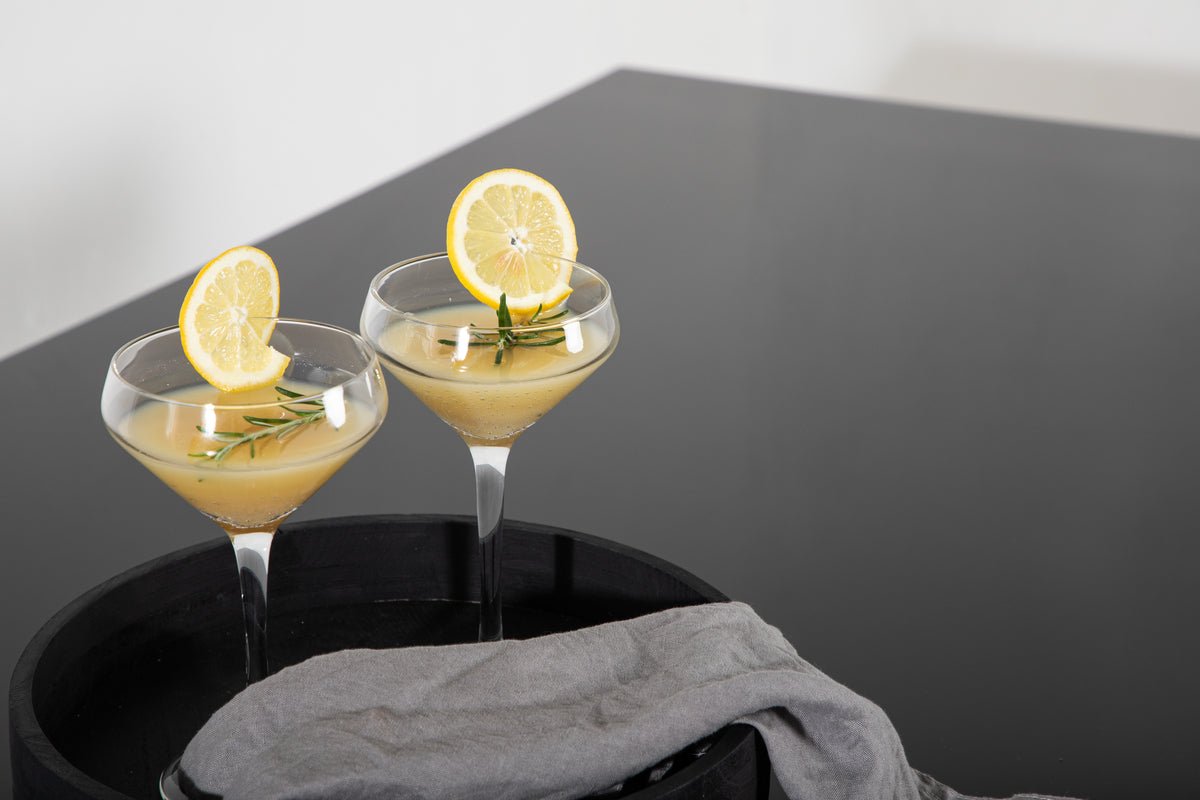 Gartentisch Kaoni - eine Kombination aus schwarzem Stahl und dunkler Glasplatte