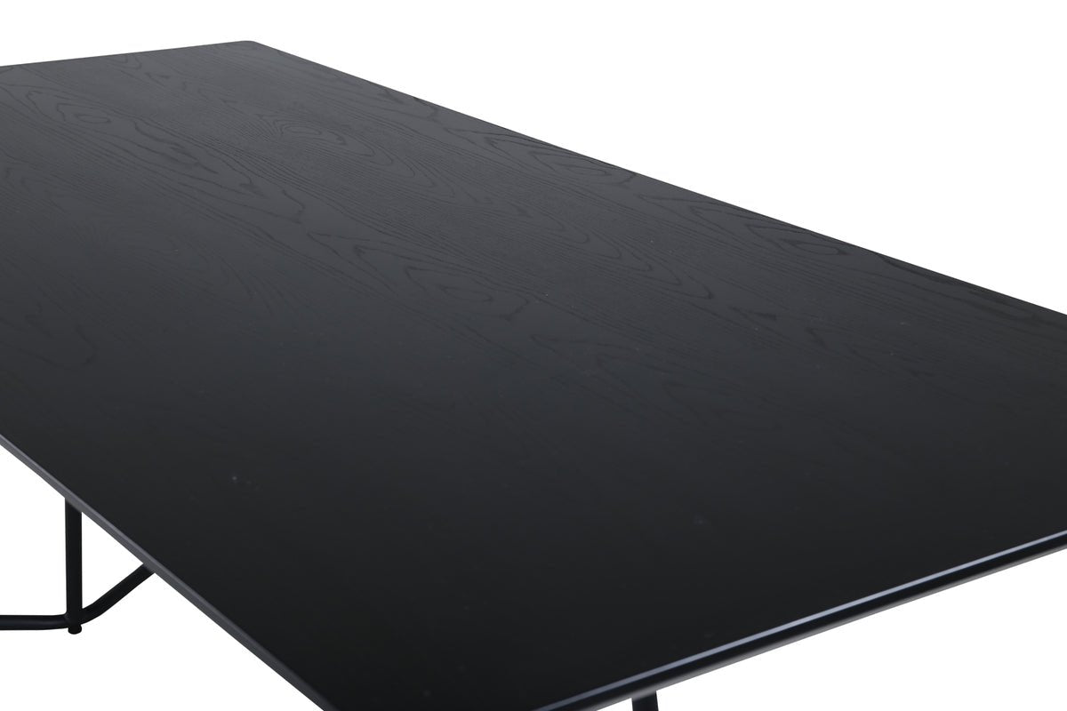 Dining table Tanoa - a Scandinavian inspired design with slightly splayed legs