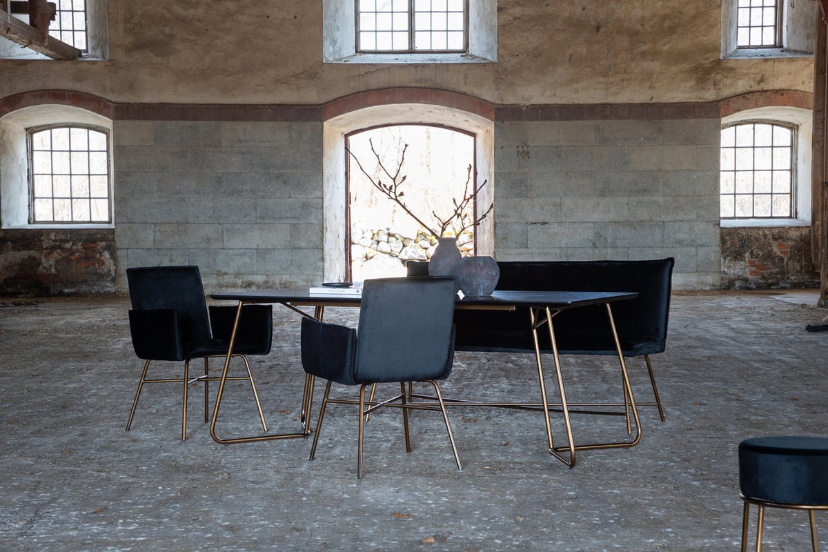 Dining table Tanoa - a Scandinavian inspired design with slightly splayed legs