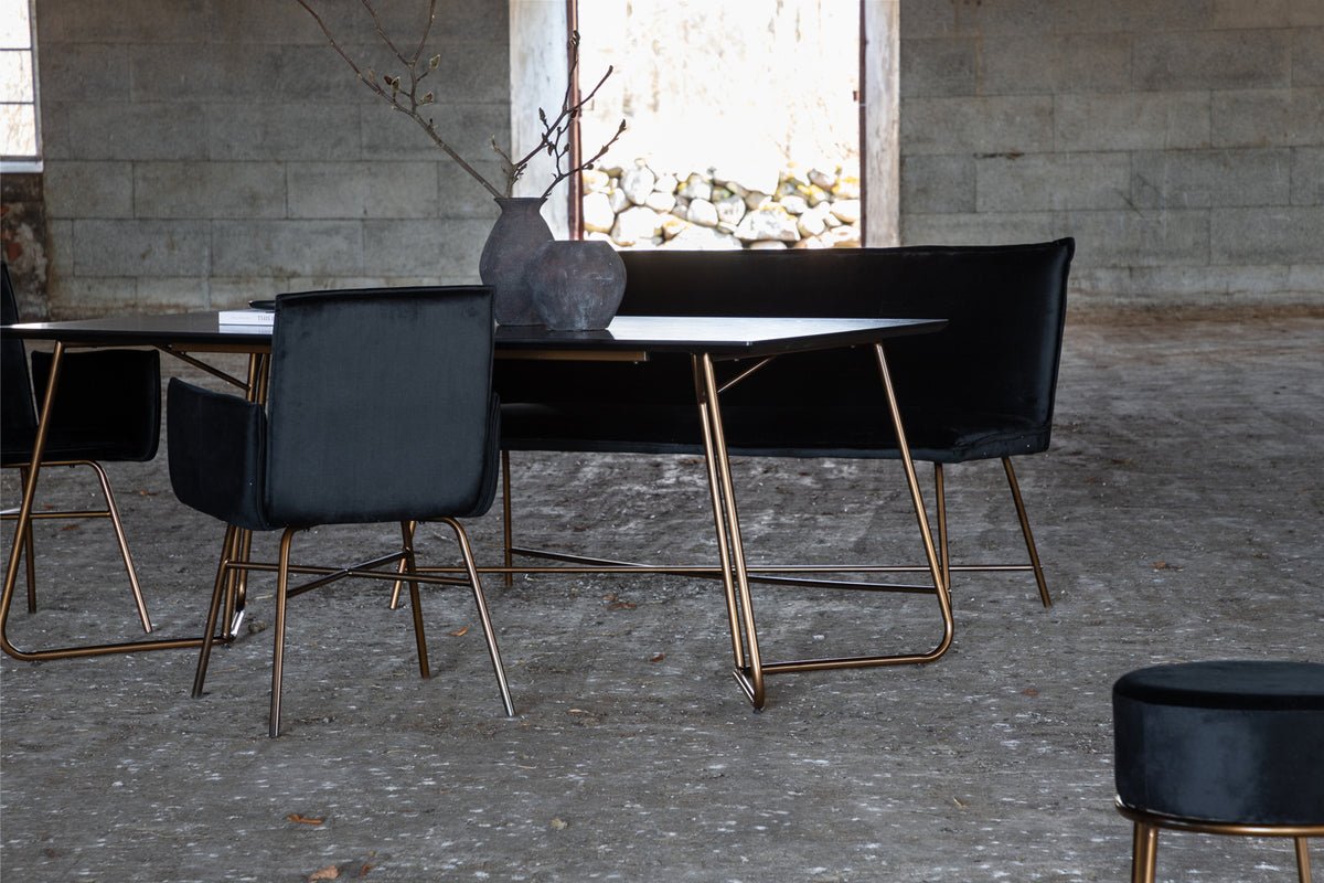 Dining table Tanoa - a Scandinavian inspired design with slightly splayed legs