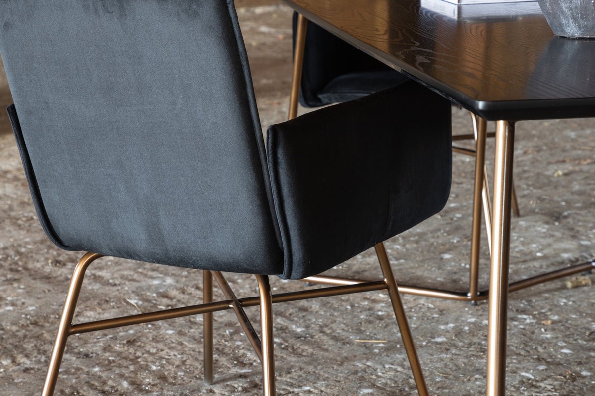 Dining table Tanoa - a Scandinavian inspired design with slightly splayed legs