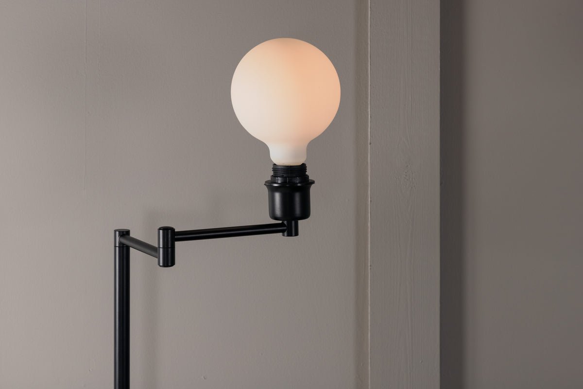 Floor lamp "Alice" – Modern and clear for relaxed moments