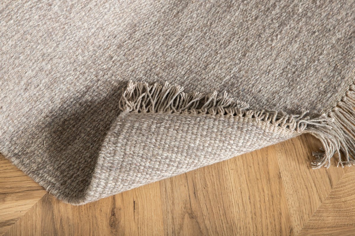 Rug Avenor – handwoven with wool fringes