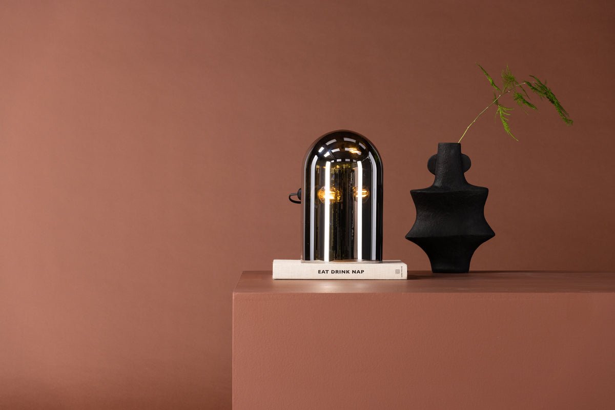 Tischlampe „Jasmin“ – Runde Formen sowie Rauchglas mit Spiegeleffekt