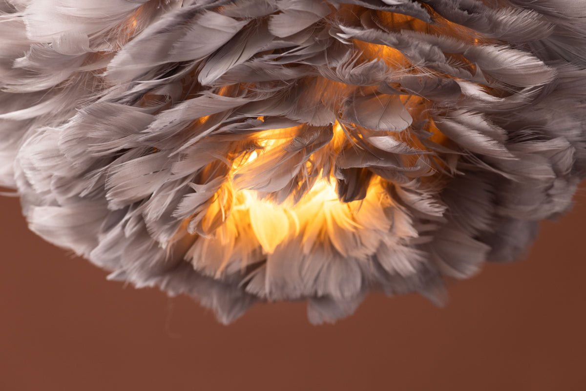 Pendelleuchte „Pilanesberg-Grau" – Lampenschirm aus künstlichen Federn