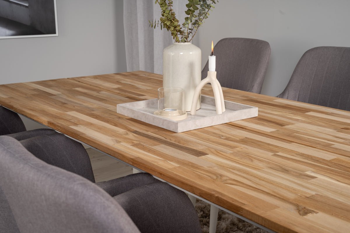 Dining table Suna - a combination of Scandinavian influences and clear, airy shapes