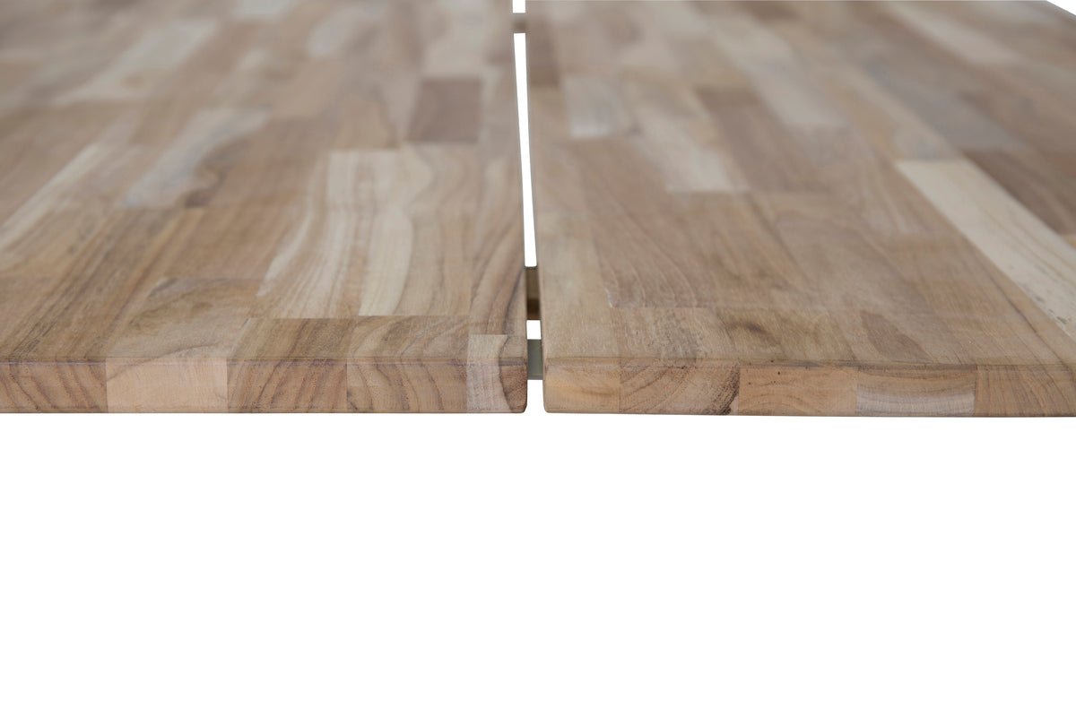 Dining table Suna - a combination of Scandinavian influences and clear, airy shapes