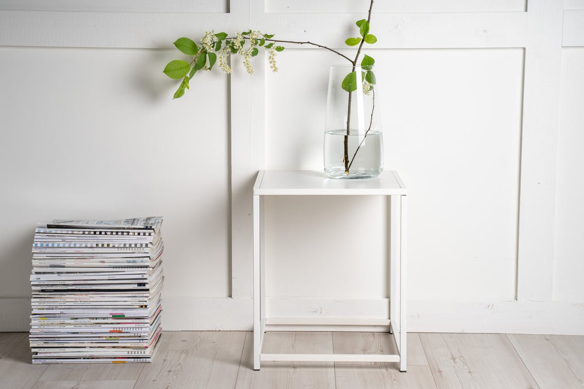 Side table Konsti – in two sizes in White & Black