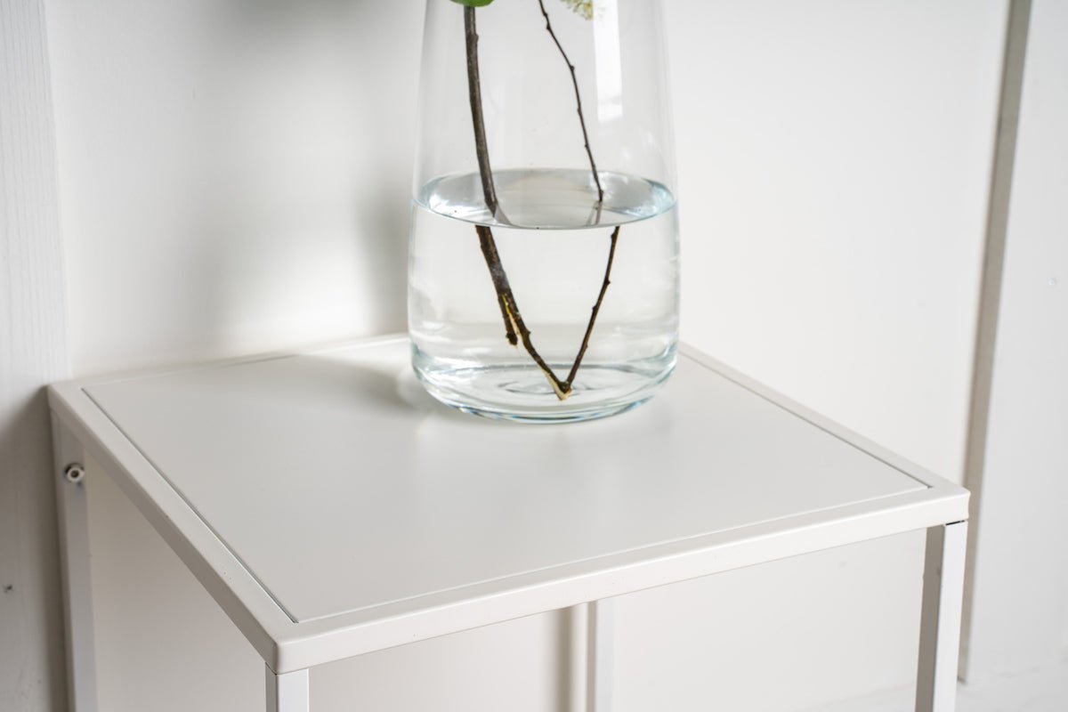 Side table Konsti – in two sizes in White & Black