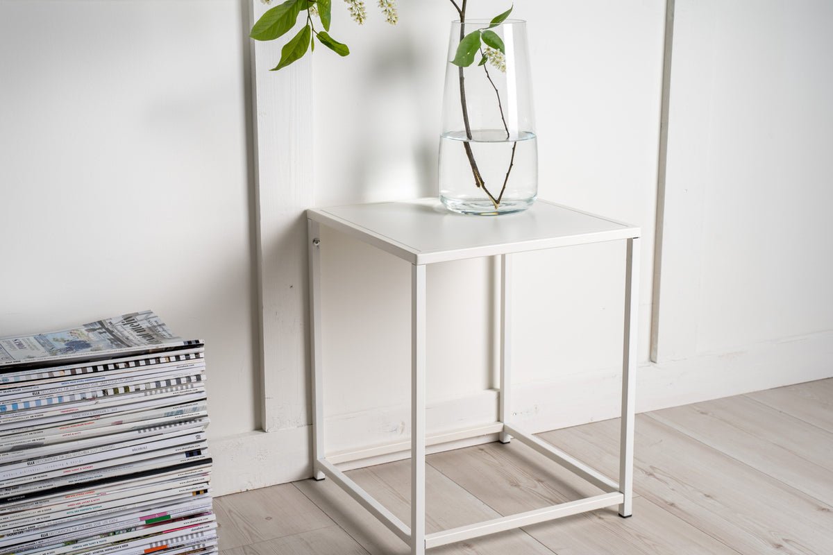 Side table Konsti – in two sizes in White & Black