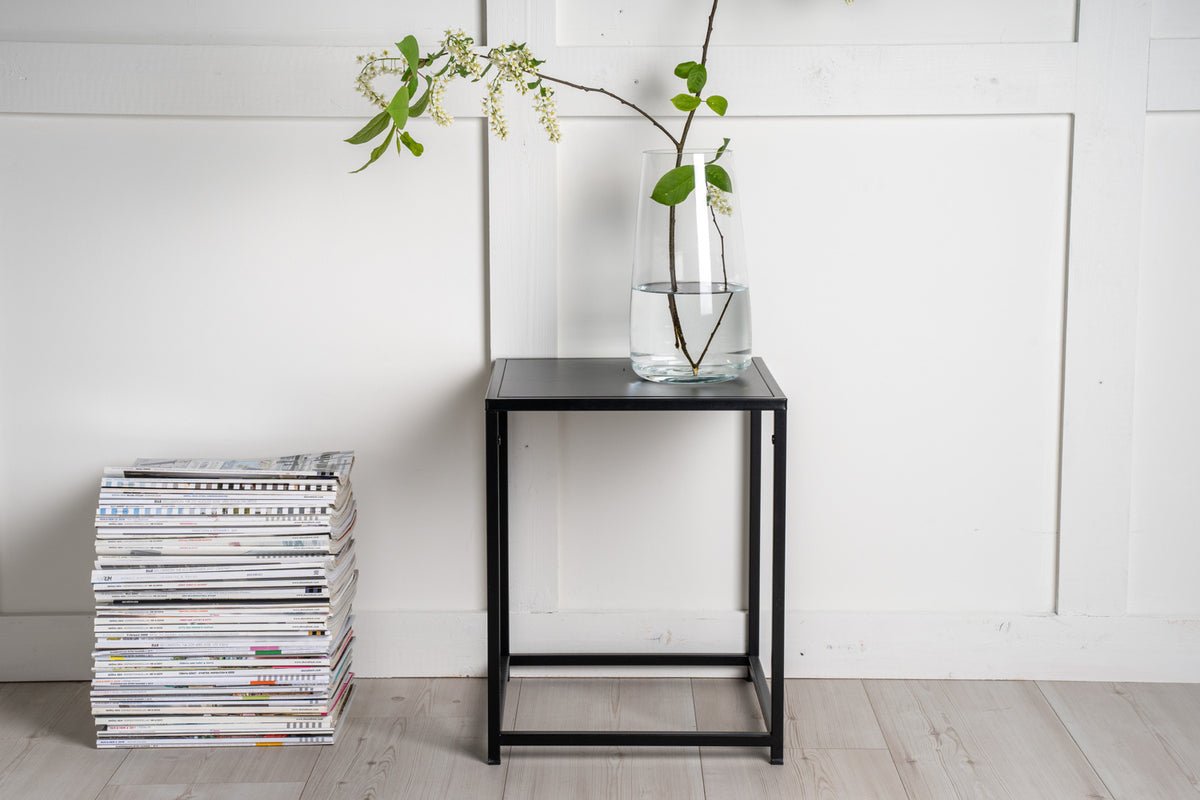 Side table Konsti – in two sizes in White & Black