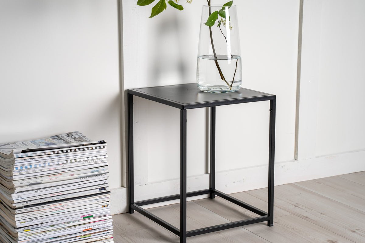 Side table Konsti – in two sizes in White & Black
