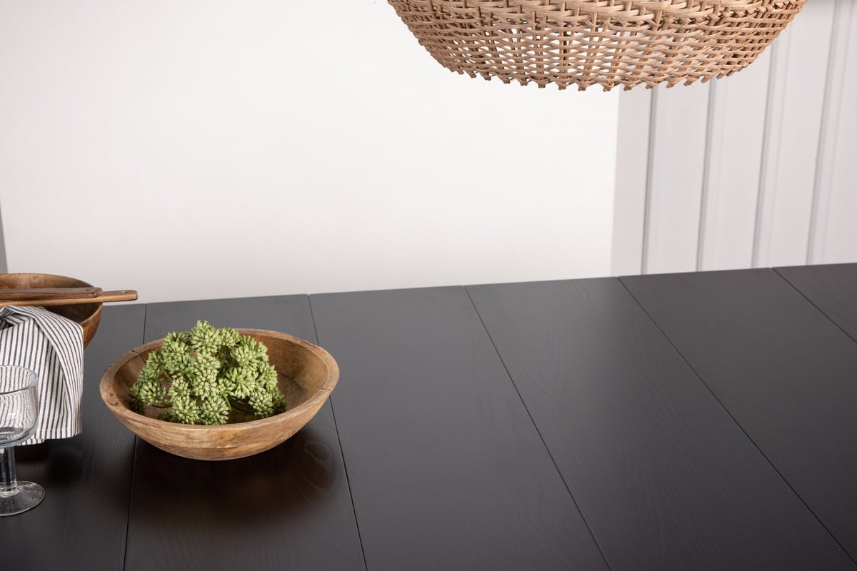 Dining table Sorai - combines clean lines with modern elegance