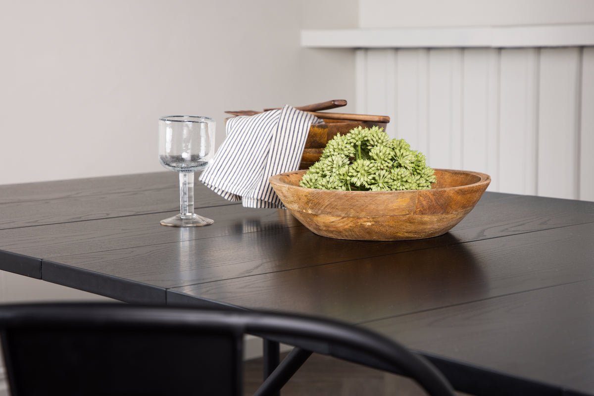 Dining table Sorai - combines clean lines with modern elegance