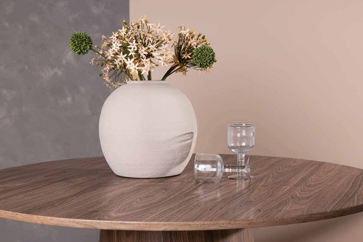 Dining table Yarra - a round dining table in Scandinavian style
