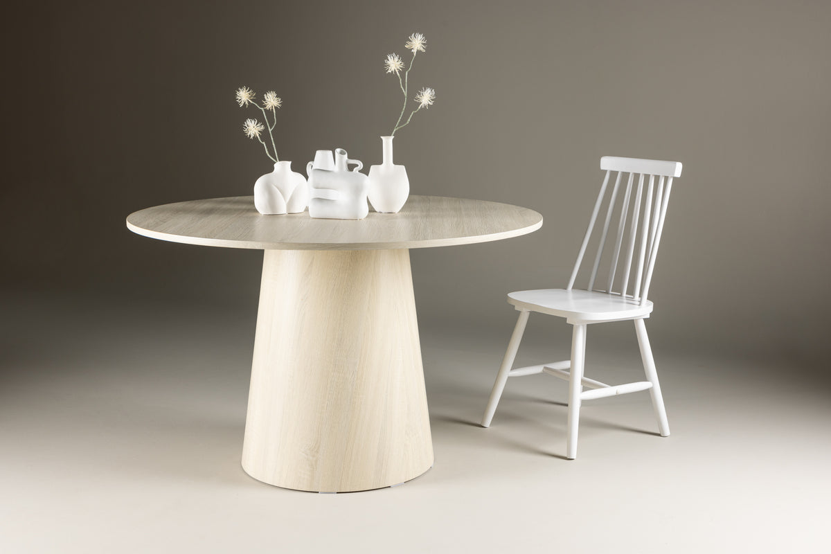 Dining table Yarra - a round dining table in Scandinavian style