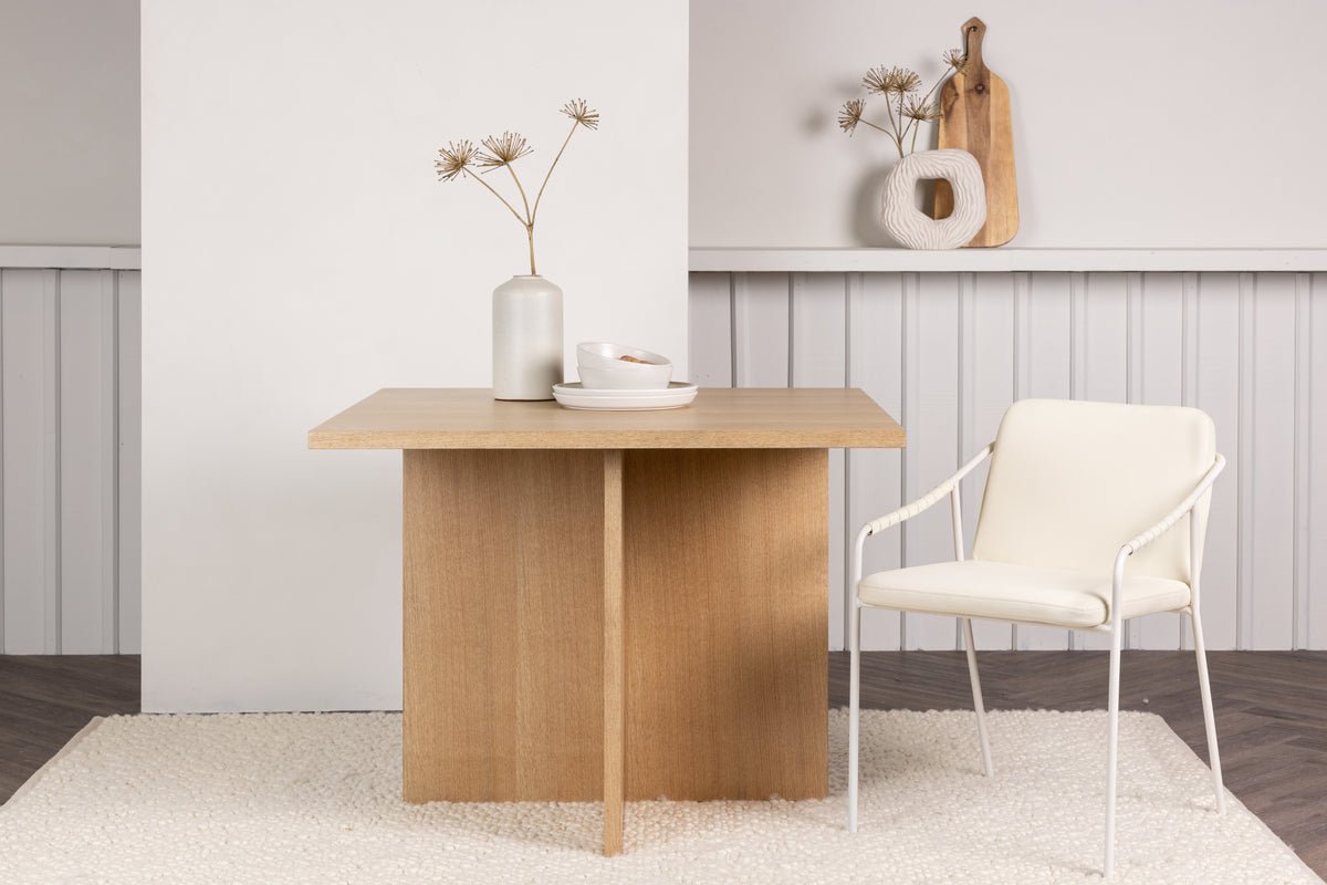 Dining table Evania - combines classic charm with modern design