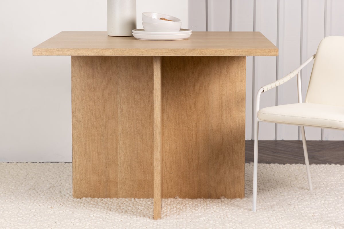 Dining table Evania - combines classic charm with modern design