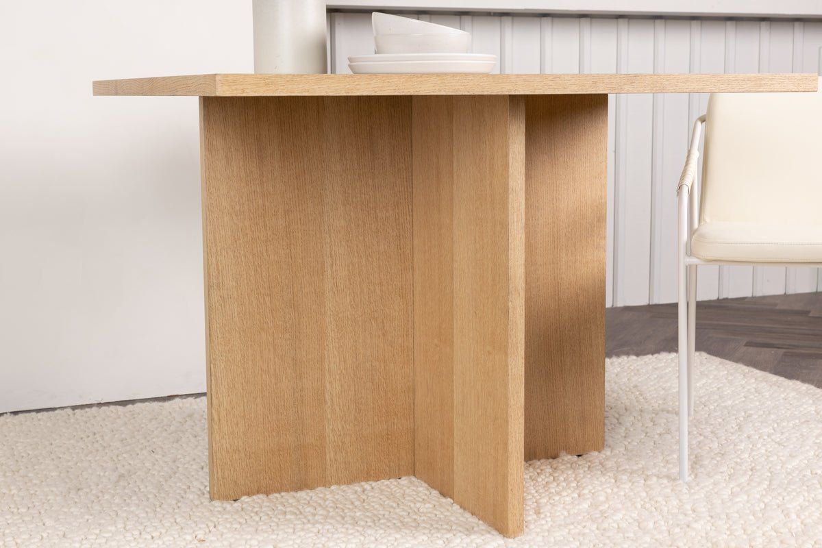 Dining table Evania - combines classic charm with modern design