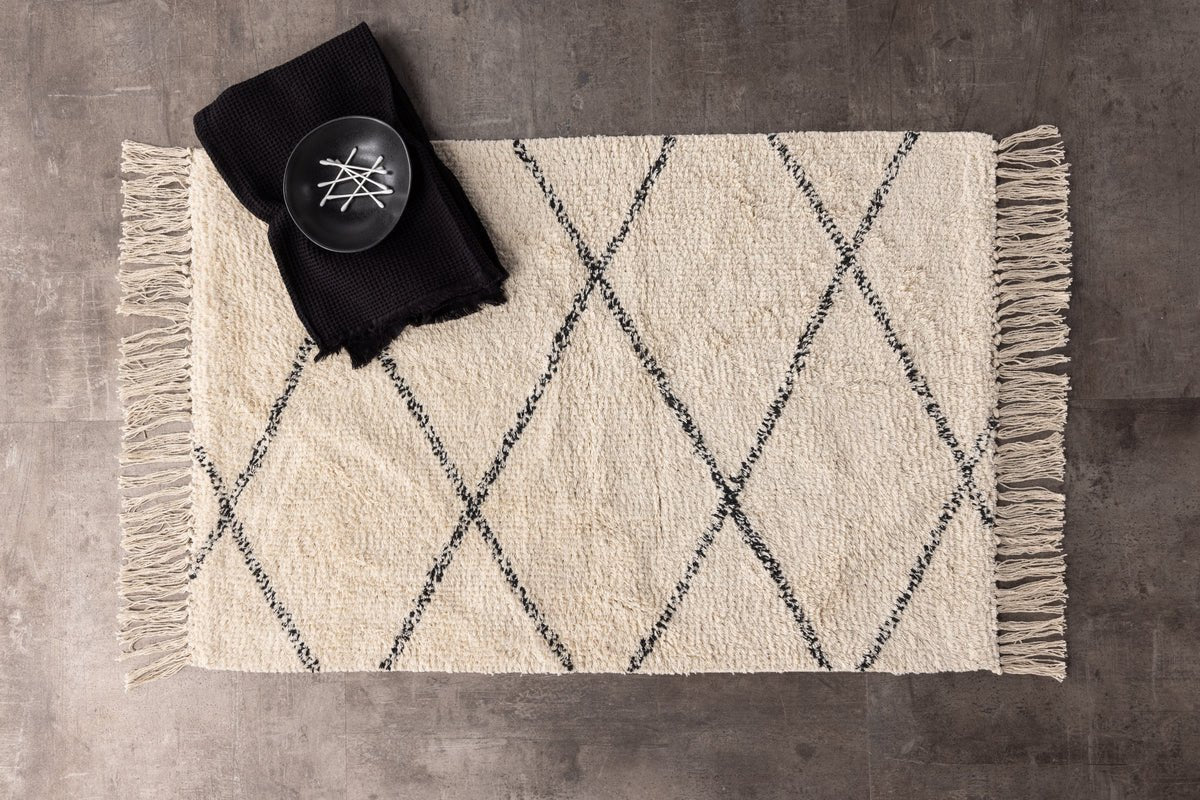 Bath Mat Uluwatu - with stylish black-and-white pattern made of cotton