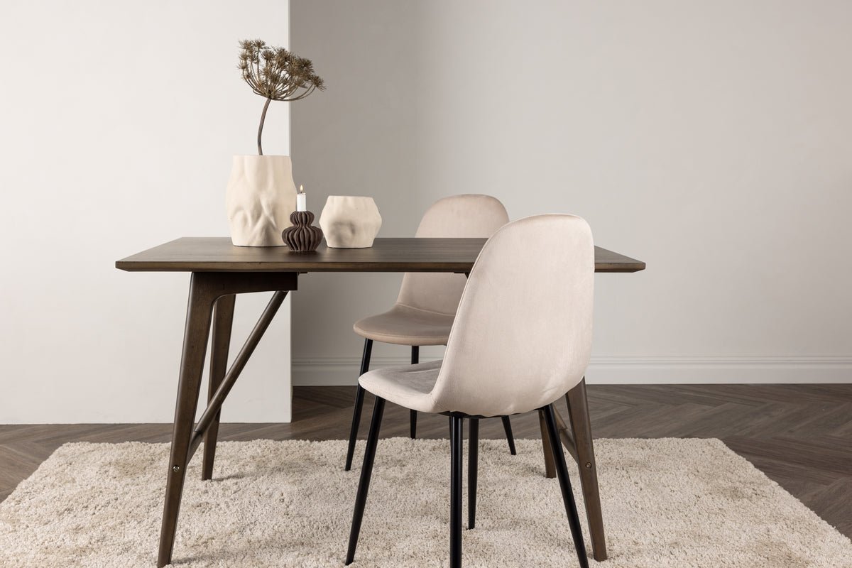 Dining table Amara - combines modern design with natural warmth
