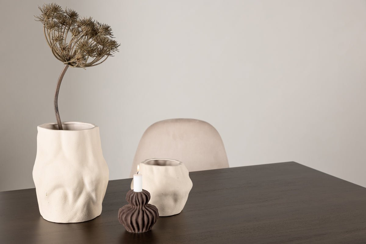 Dining table Amara - combines modern design with natural warmth