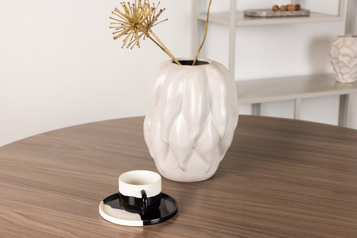 Dining table Marani - round shapes meet timeless elegance