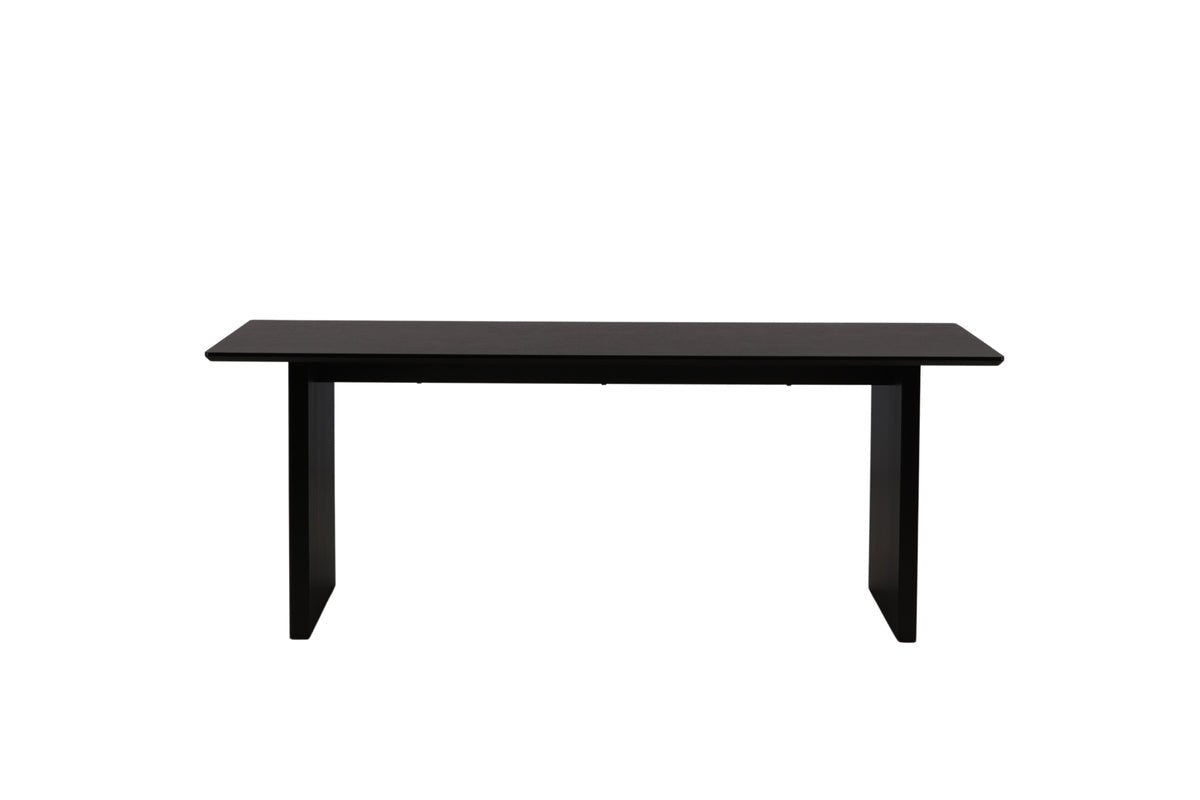 Dining table Thelia - in a straightforward Nordic design