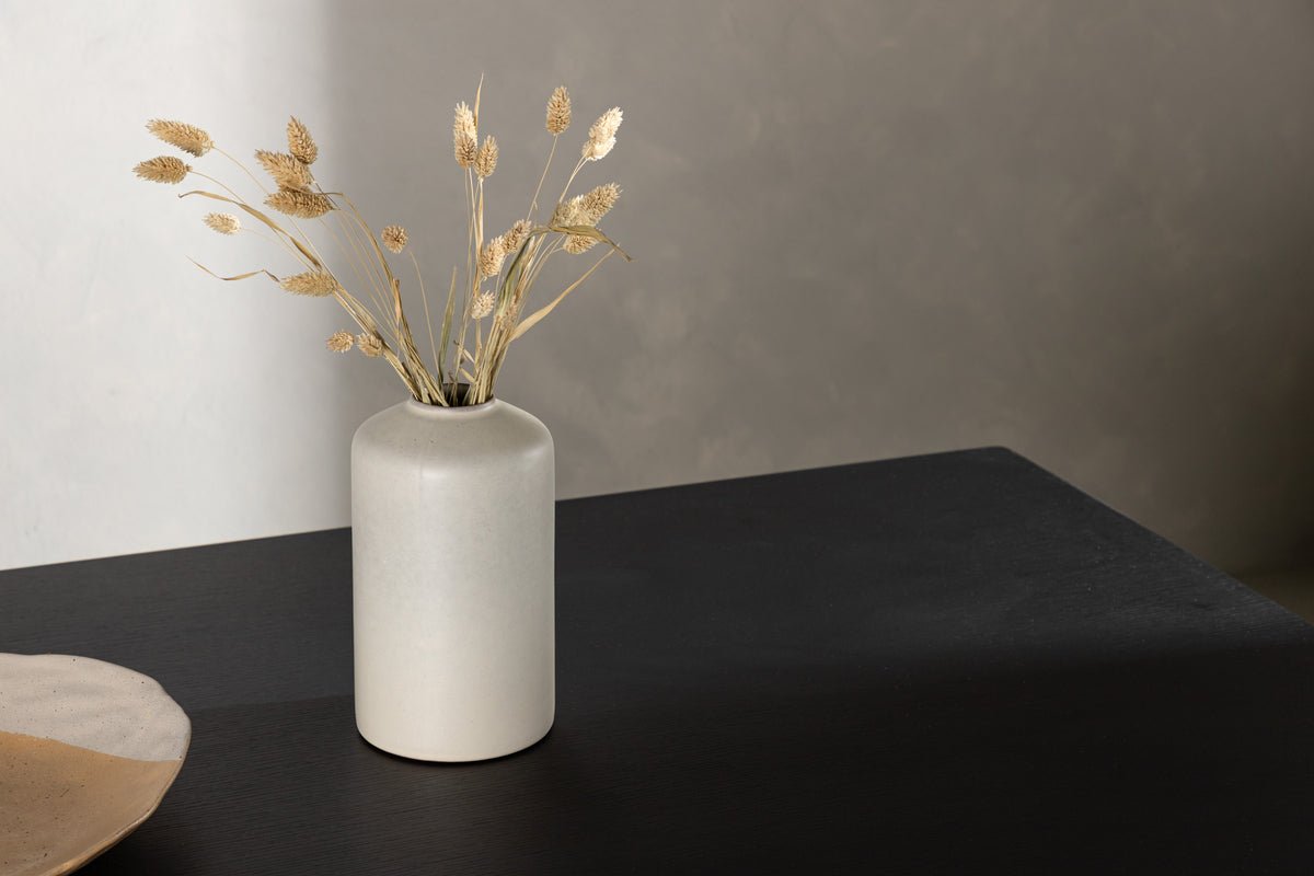 Dining table Thelia - in a straightforward Nordic design