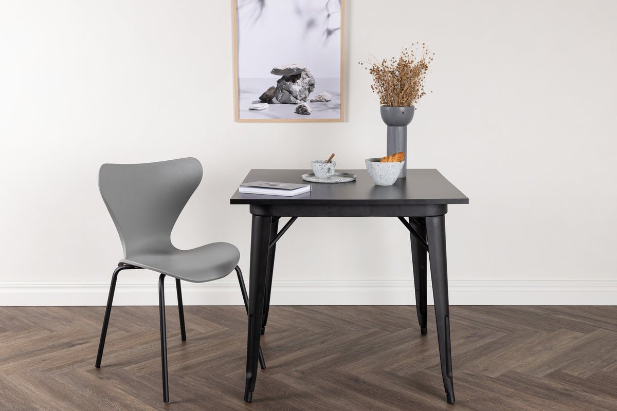 Dining table Elani - combines classic design with modern lightness