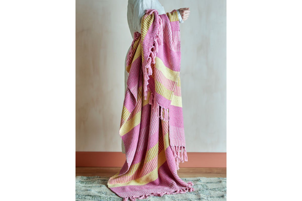 Tagesdecke Elani – Streifenmuster in Rosa und Gelb