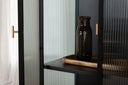 Vitrine Leonie - in Schwarz mit Wellenglas-Optik