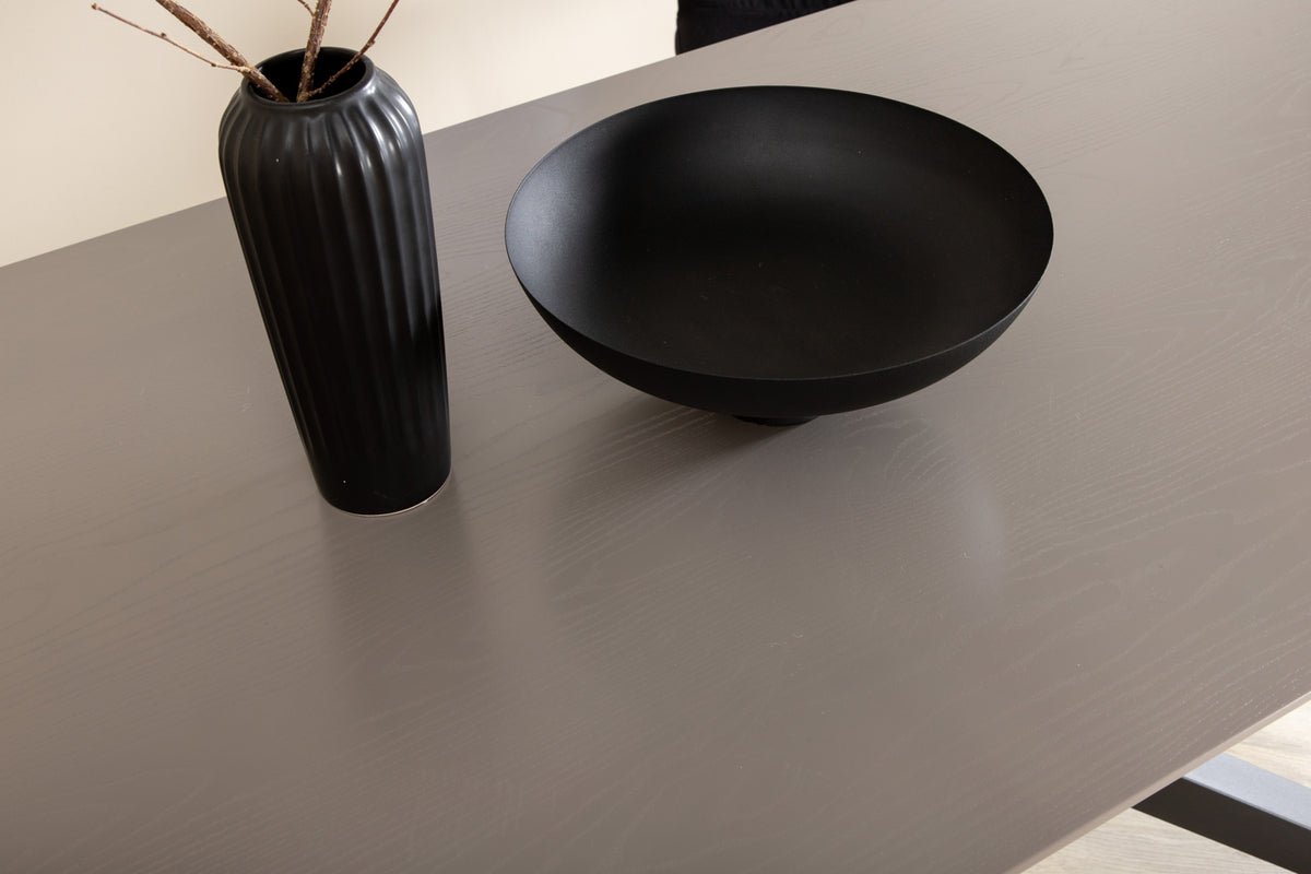 Dining Table Aoraki - with modern elegance and clean lines