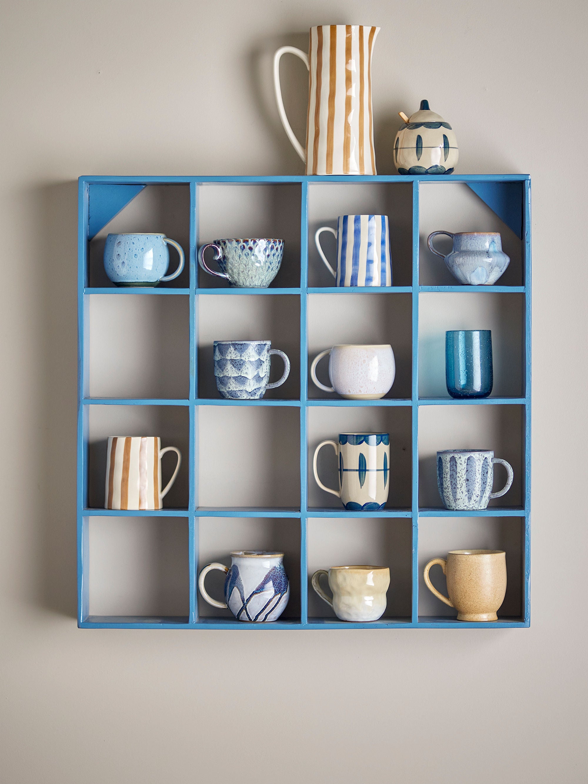 Krug Tiva – handbemaltes Steingut in verschiedenen Farben