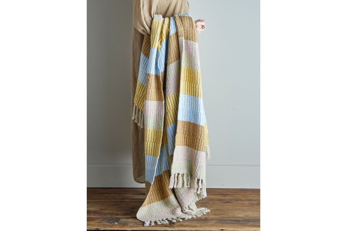 Überwurfdecke Mana  – Bunt-hell, aus recycelter Baumwolle